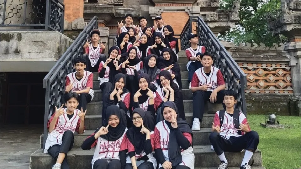 Foto klien Kaka Konveksi: siswa berseragam jersey merah putih di tangga