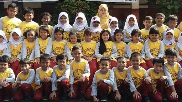 Foto klien Kaka Konveksi: siswa dan guru berseragam kuning