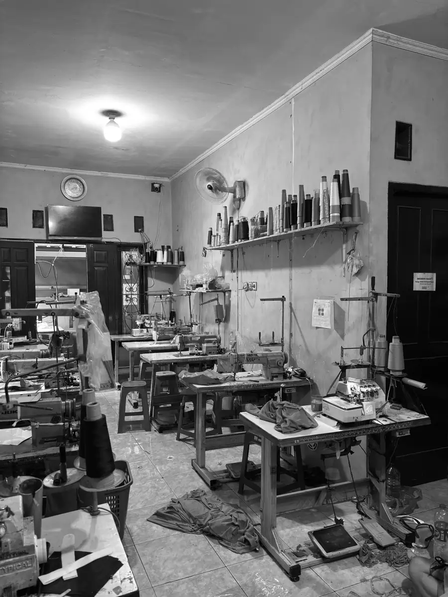 Lantai produksi workshop Kaka Konveksi dengan deretan mesin jahit